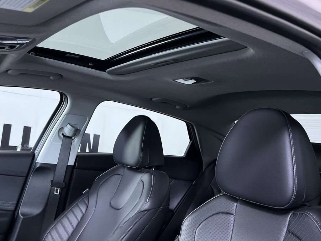 Used 2025 Hyundai Elantra Limited image 22