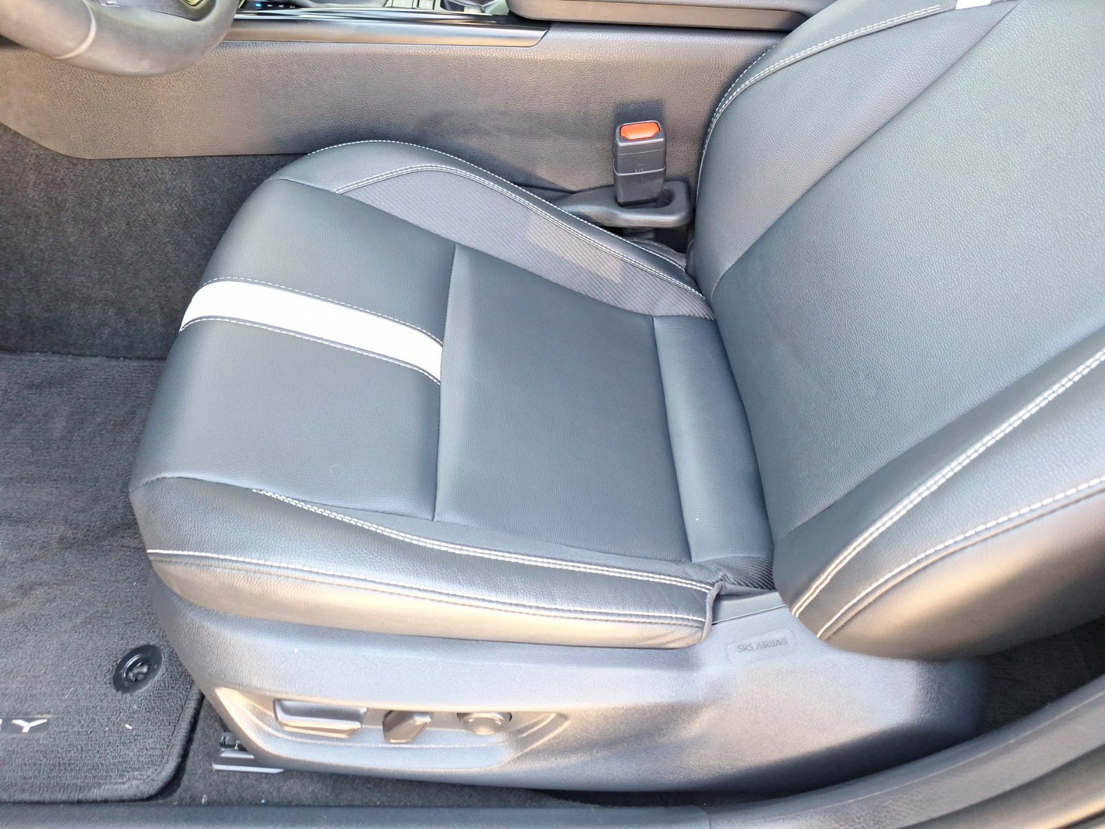 Used 2025 Toyota Camry SE w/ Convenience Package FWD image 16