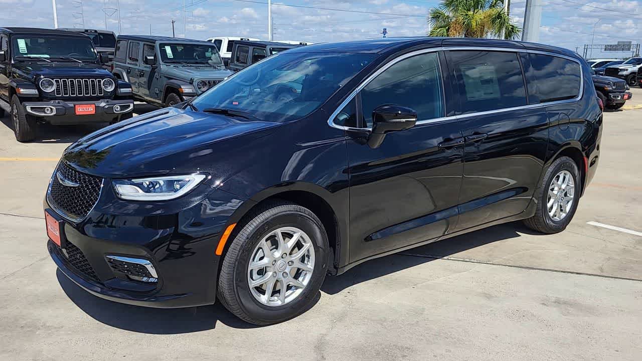 New 2026 Chrysler Pacifica Select FWD image 4
