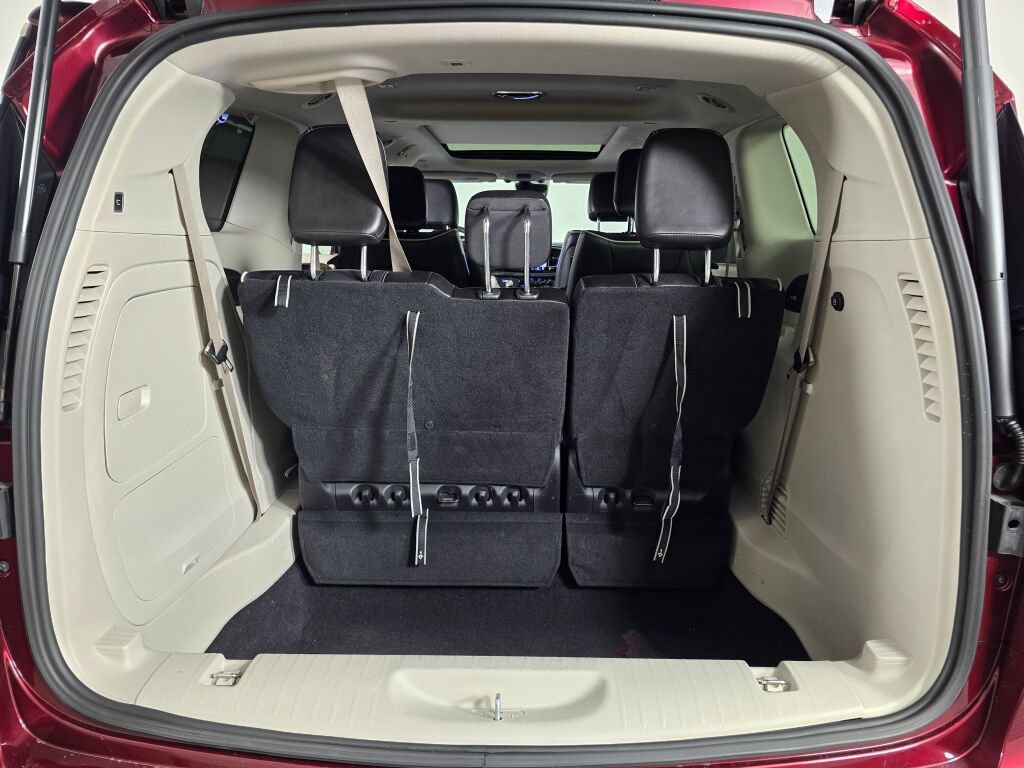 Used 2022 Chrysler Pacifica Limited w/ Uconnect Theater Family Group FWD image 14