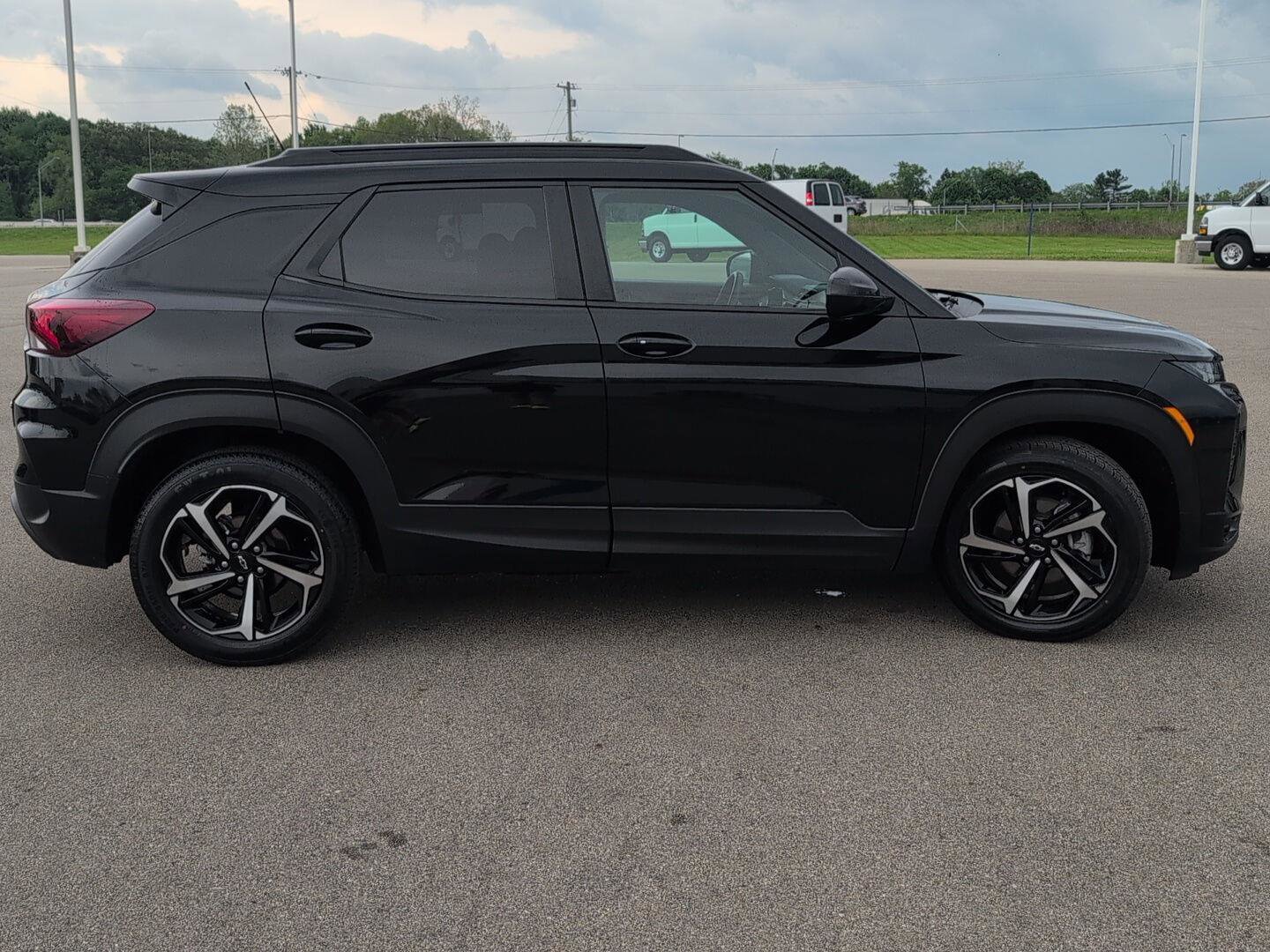 Used 2023 Chevrolet TrailBlazer RS w/ Sun and Liftgate Package FWD image 9