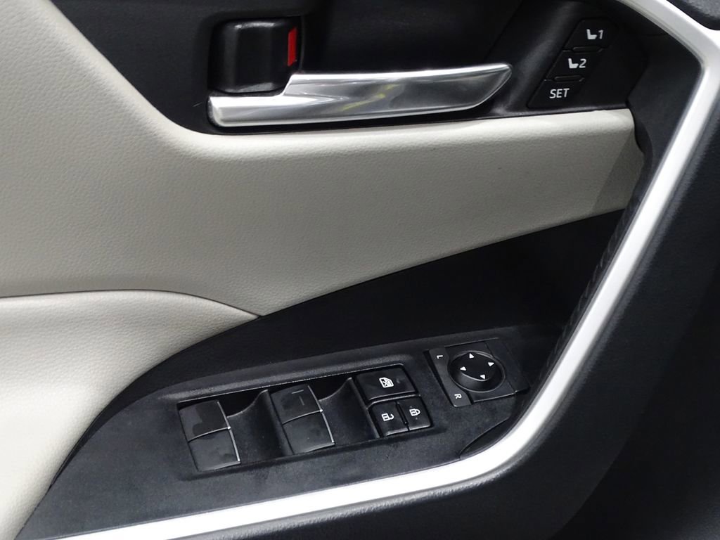 Used 2021 Toyota RAV4 XLE Premium image 17