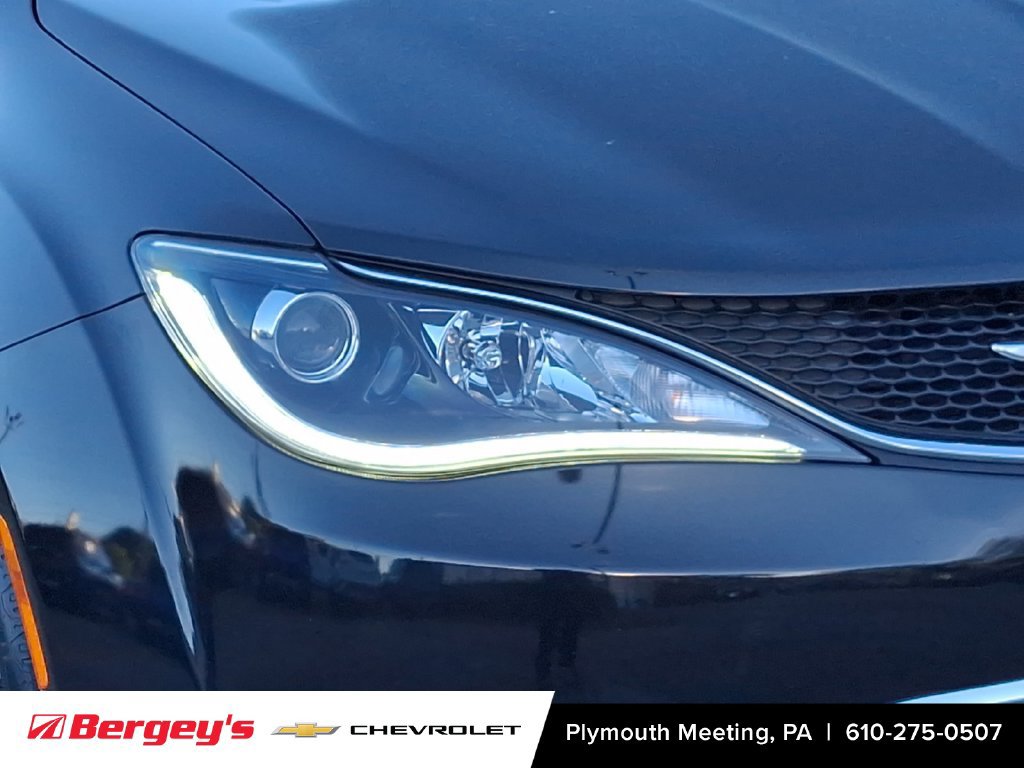 Used 2018 Chrysler Pacifica Limited FWD image 11
