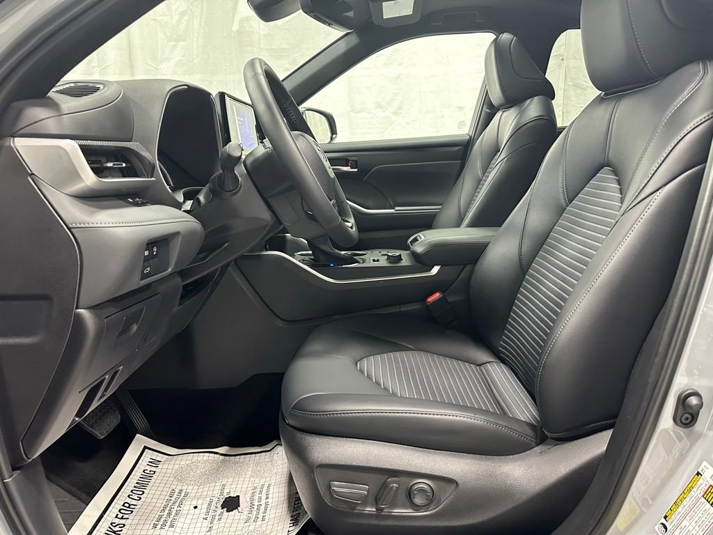 Used 2025 Toyota Highlander XSE image 13