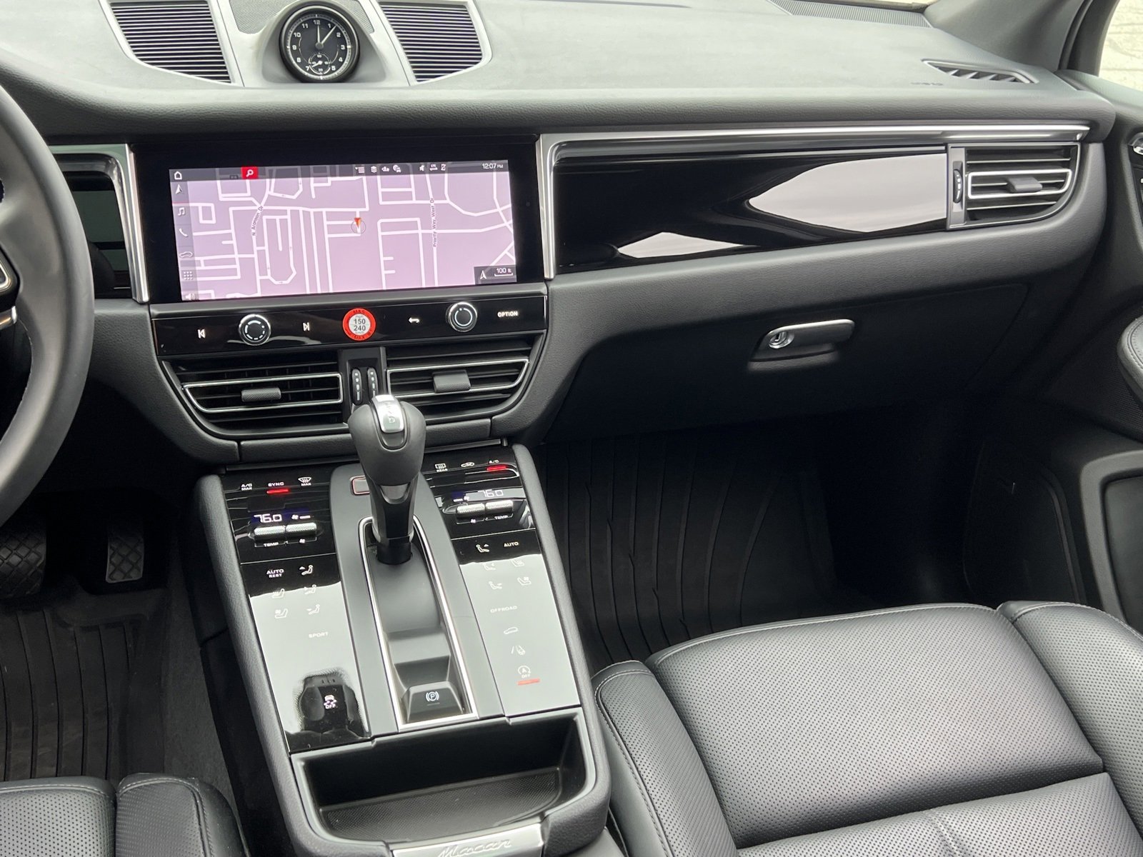 Certified 2025 Porsche Macan image 26