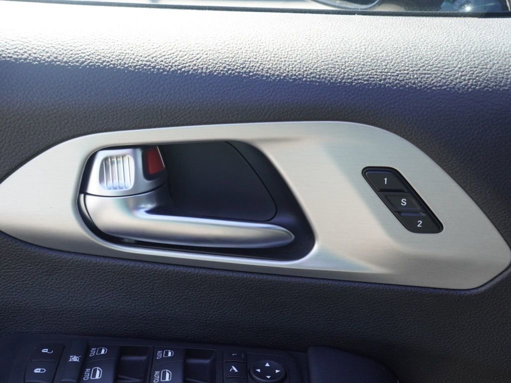 Used 2024 Chrysler Pacifica Limited w/ Uconnect Theater Family Group image 8