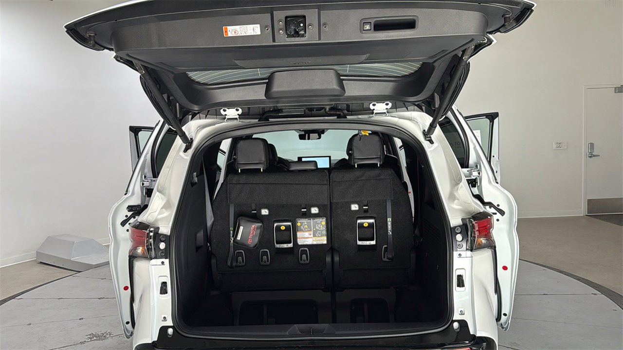 New 2026 Toyota Sienna Platinum image 16