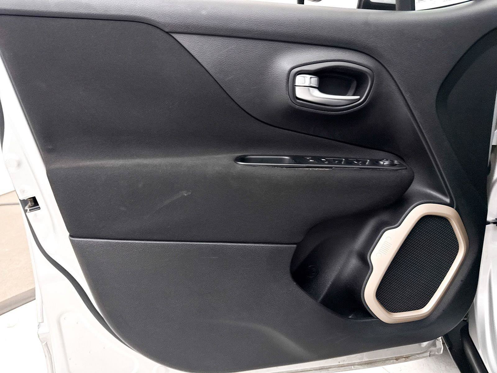 Used 2015 Jeep Renegade Latitude FWD image 24
