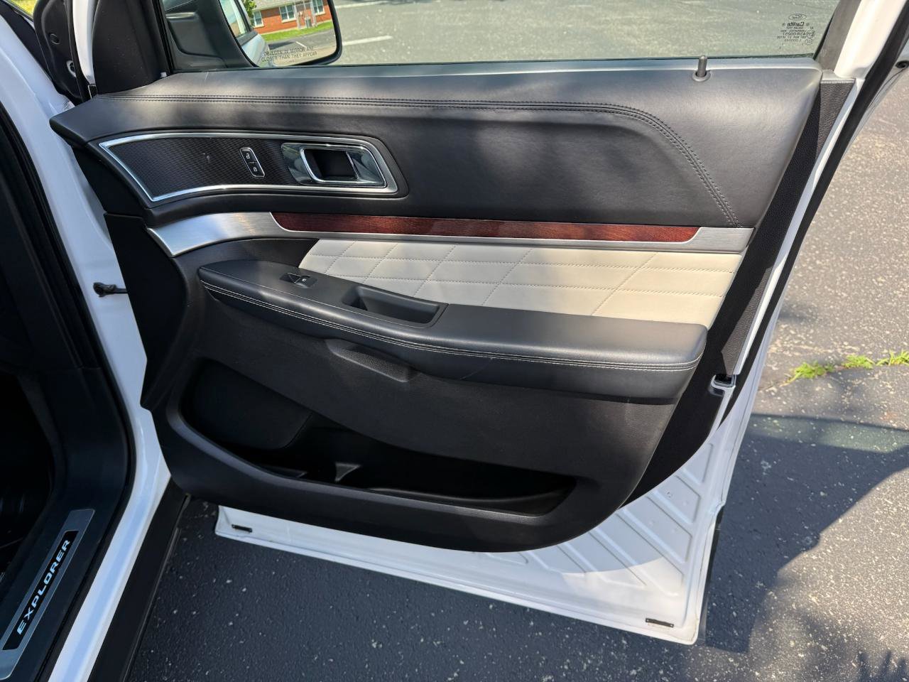 Used 2016 Ford Explorer Platinum image 26