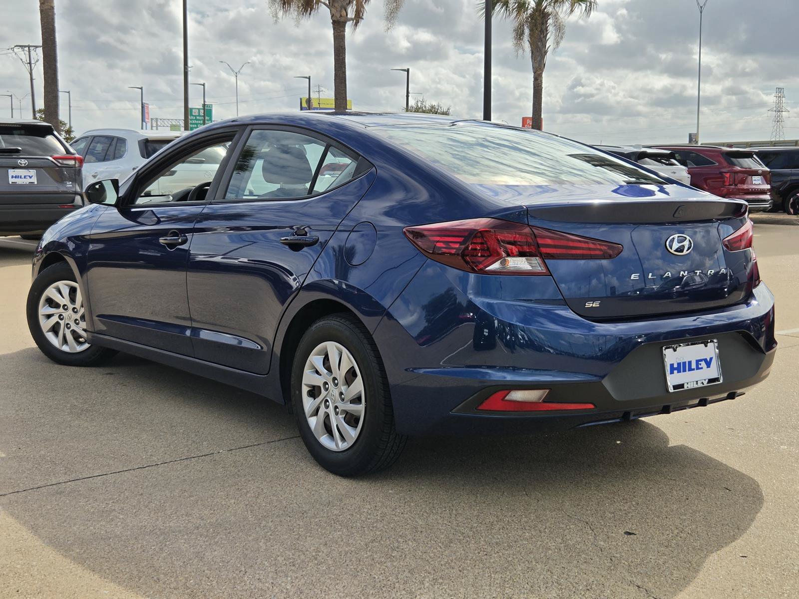 Used 2020 Hyundai Elantra SE FWD image 3