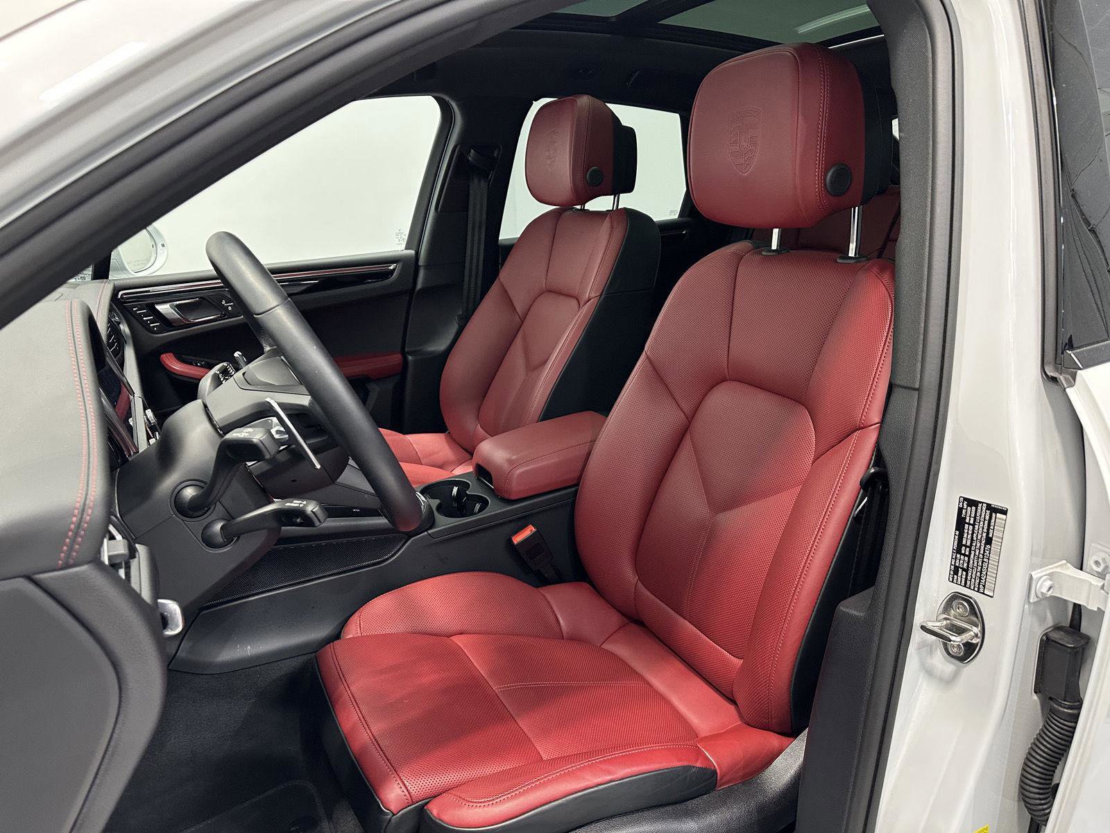 Certified 2025 Porsche Macan image 5