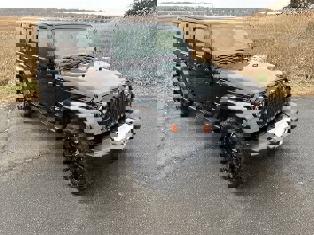 Used 2013 Jeep Wrangler Unlimited Sahara w/ Connectivity Group image 3