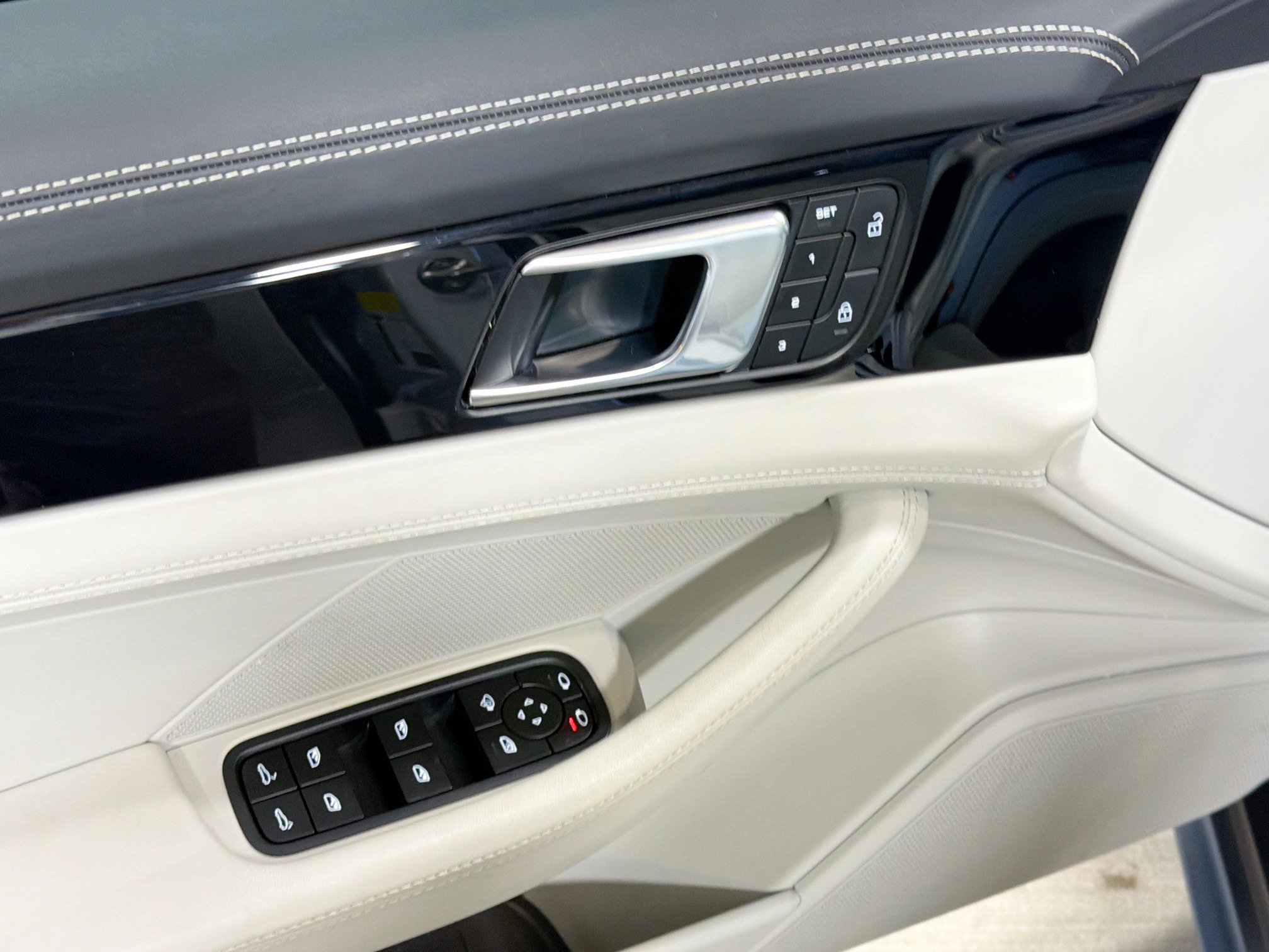 Used 2023 Porsche Panamera image 23