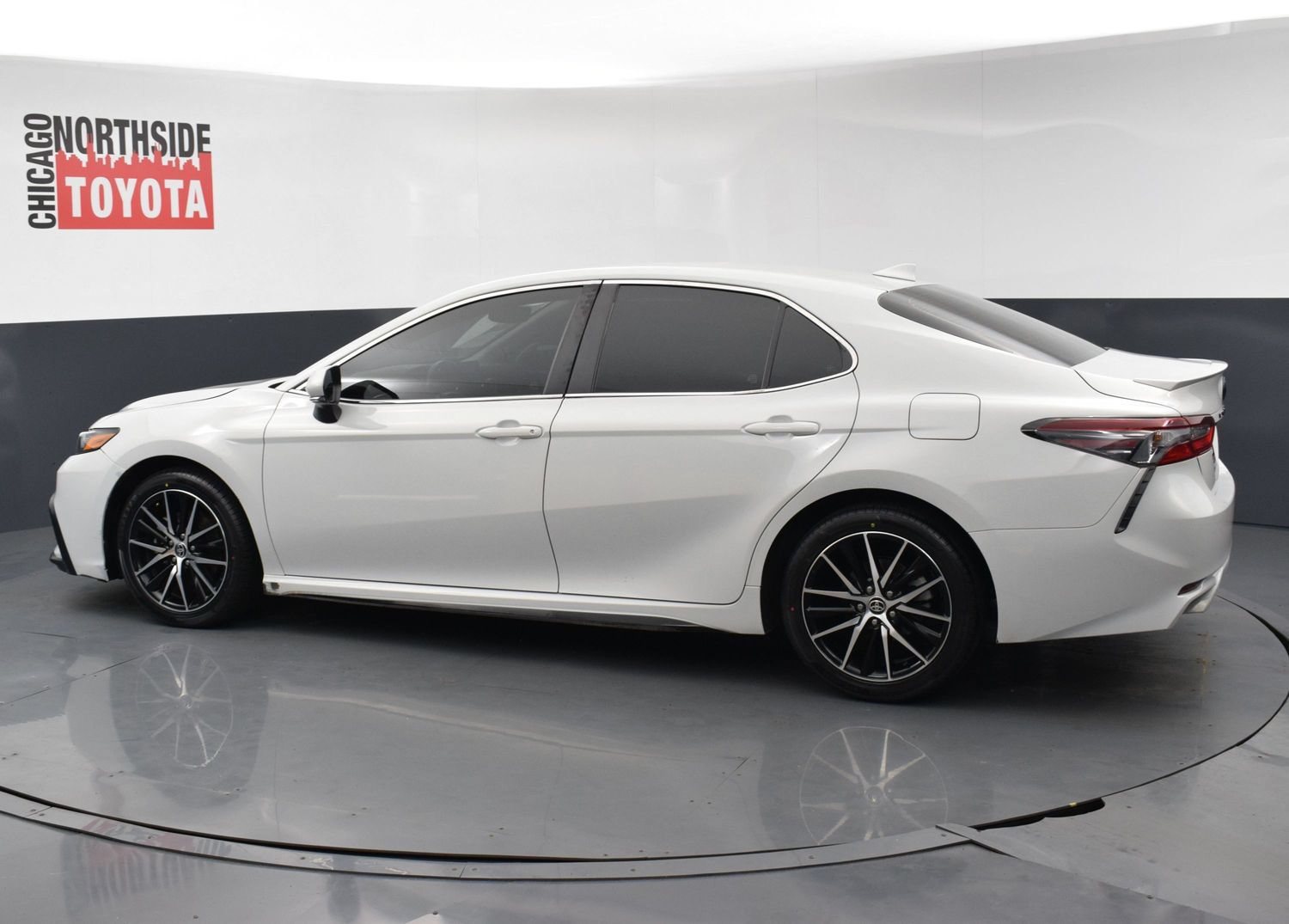 Used 2024 Toyota Camry SE FWD image 2