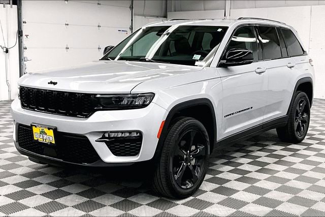 Used 2024 Jeep Grand Cherokee Limited w/ Black Appearance Package image 12