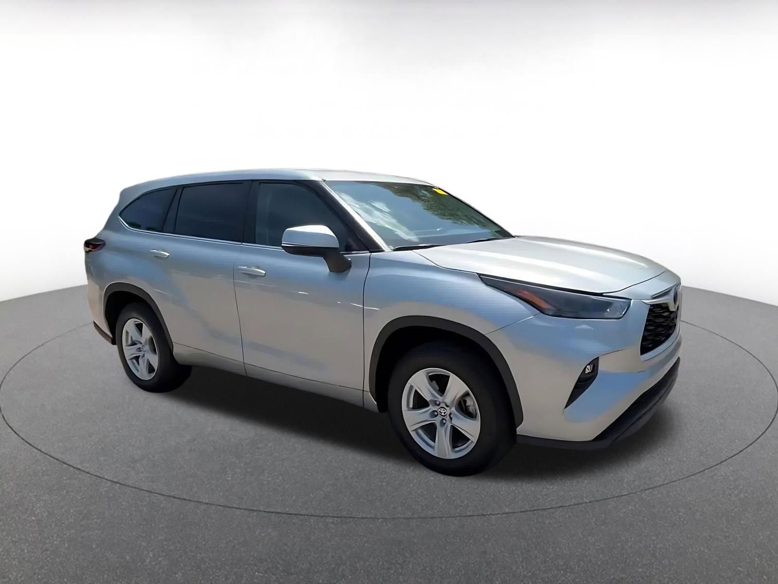 Used 2025 Toyota Highlander LE FWD video 2