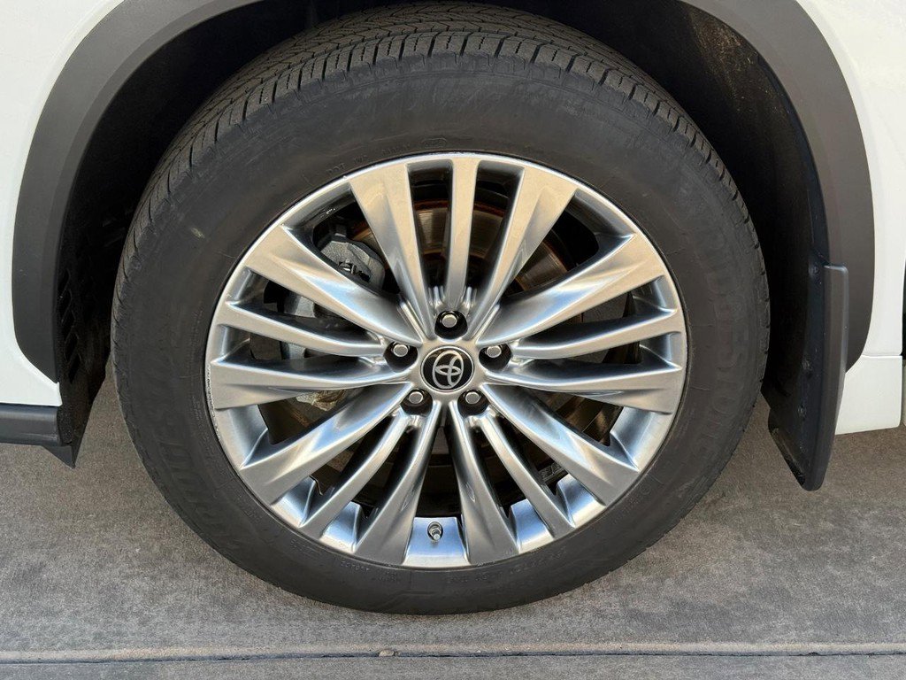 Used 2023 Toyota Highlander Platinum image 9
