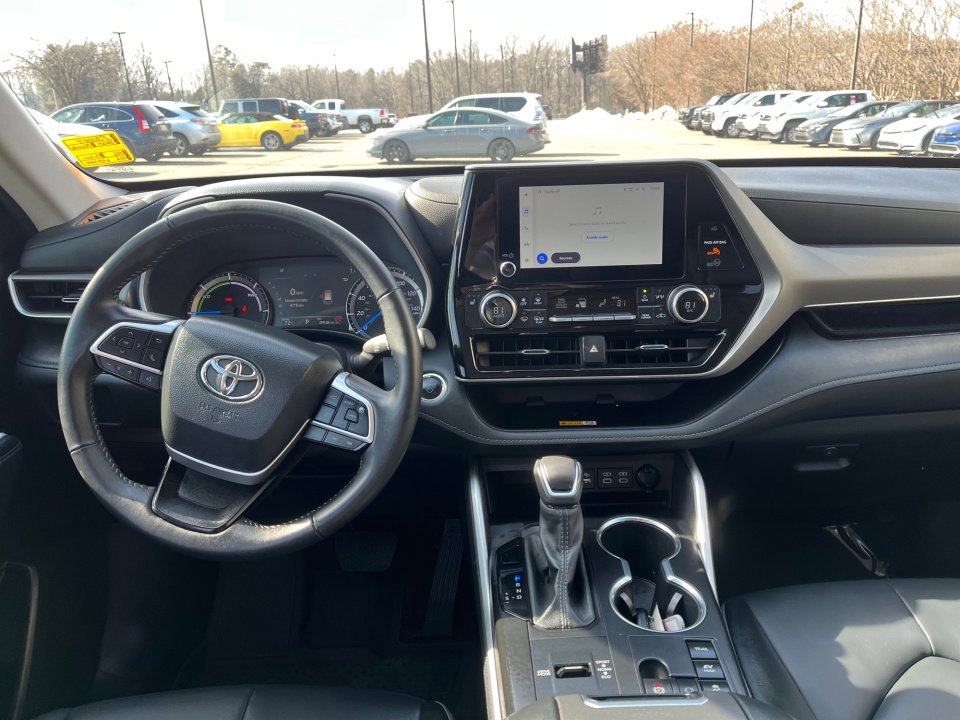 Certified 2025 Toyota Highlander XLE image 24