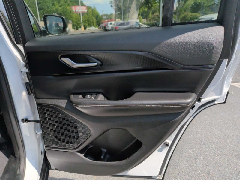 Used 2023 Jeep Grand Cherokee Altitude AWD/4WD image 11
