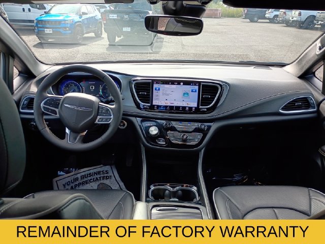 Used 2026 Chrysler Pacifica Limited FWD image 9