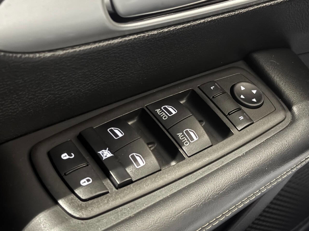 Used 2023 Chrysler Pacifica Touring image 24