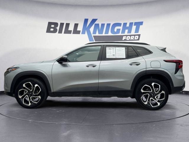 Used 2025 Chevrolet Trax RS FWD image 2