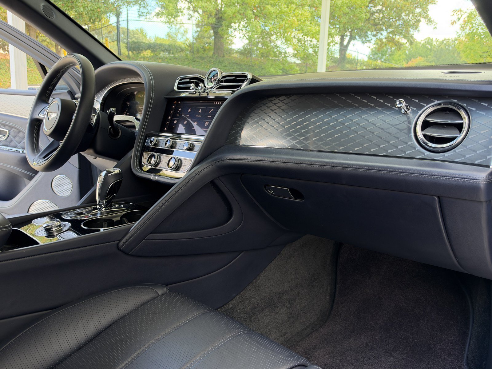 Certified 2021 Bentley Bentayga AWD/4WD image 2