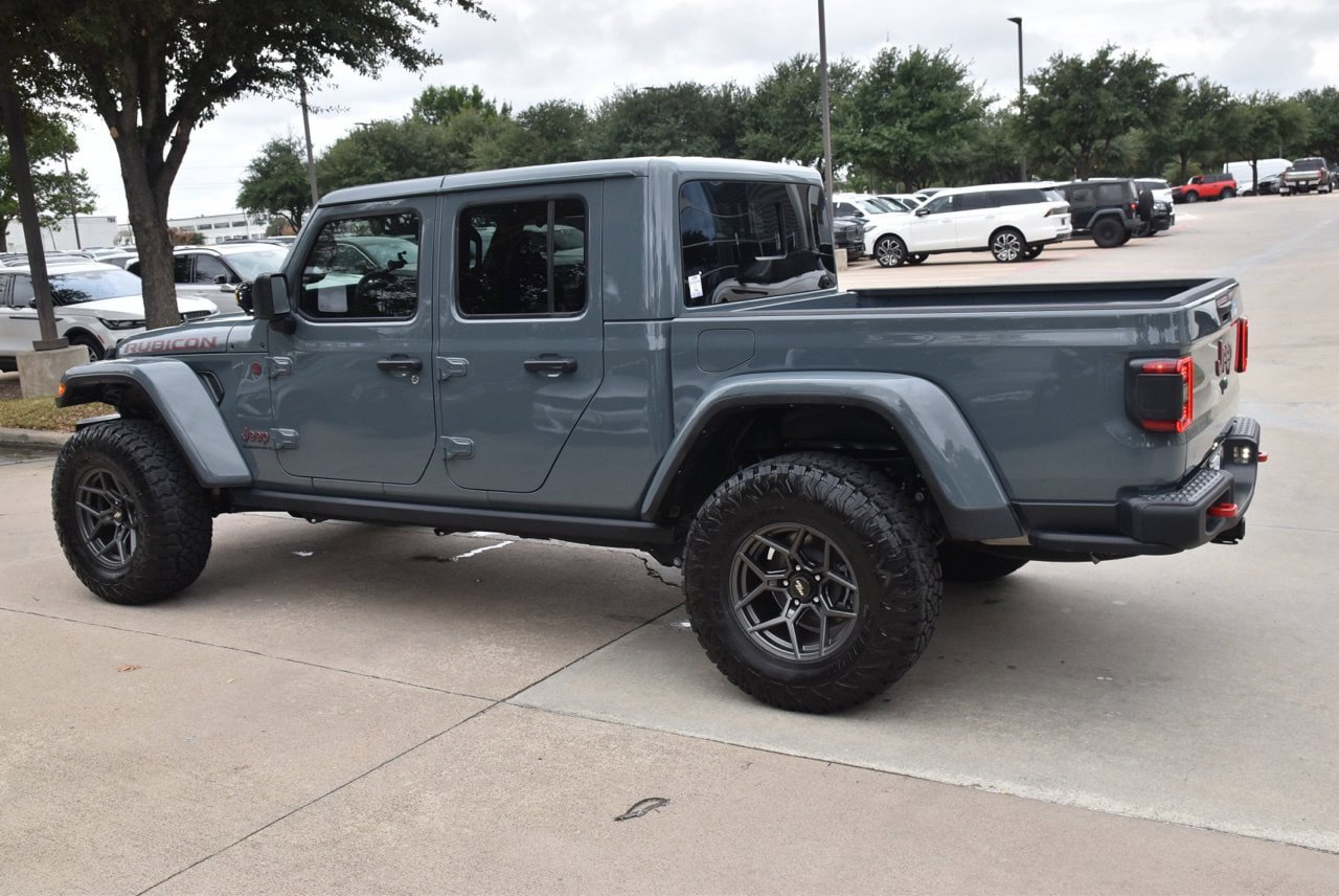 Used 2025 Jeep Gladiator Rubicon w/ Convenience Group AWD/4WD image 11