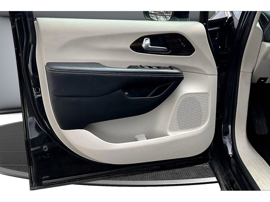 Used 2023 Chrysler Pacifica Limited image 19
