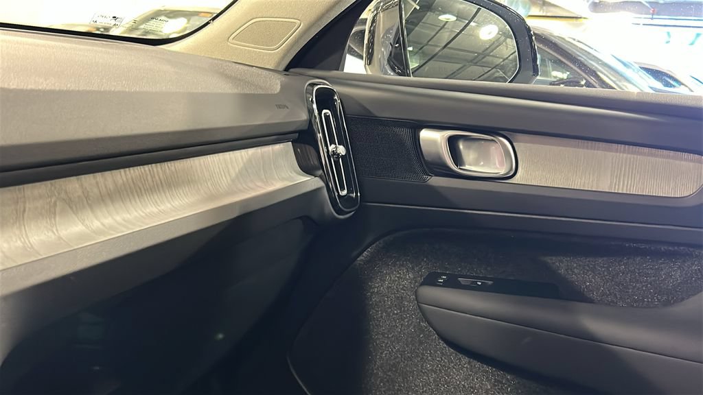 Certified 2026 Volvo XC40 B5 Plus AWD/4WD image 17