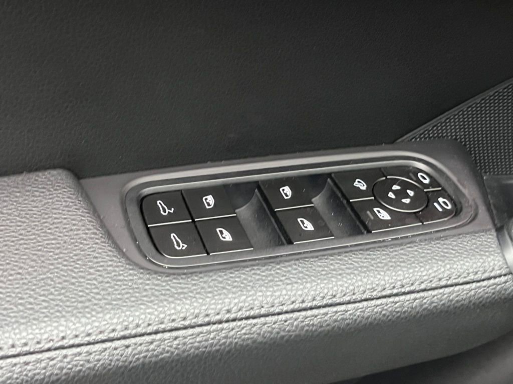 Used 2025 Porsche Cayenne image 20