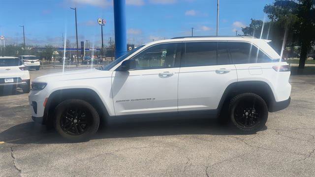 Used 2023 Jeep Grand Cherokee Laredo w/ Trailer Tow Prep Group (B) AWD/4WD image 5