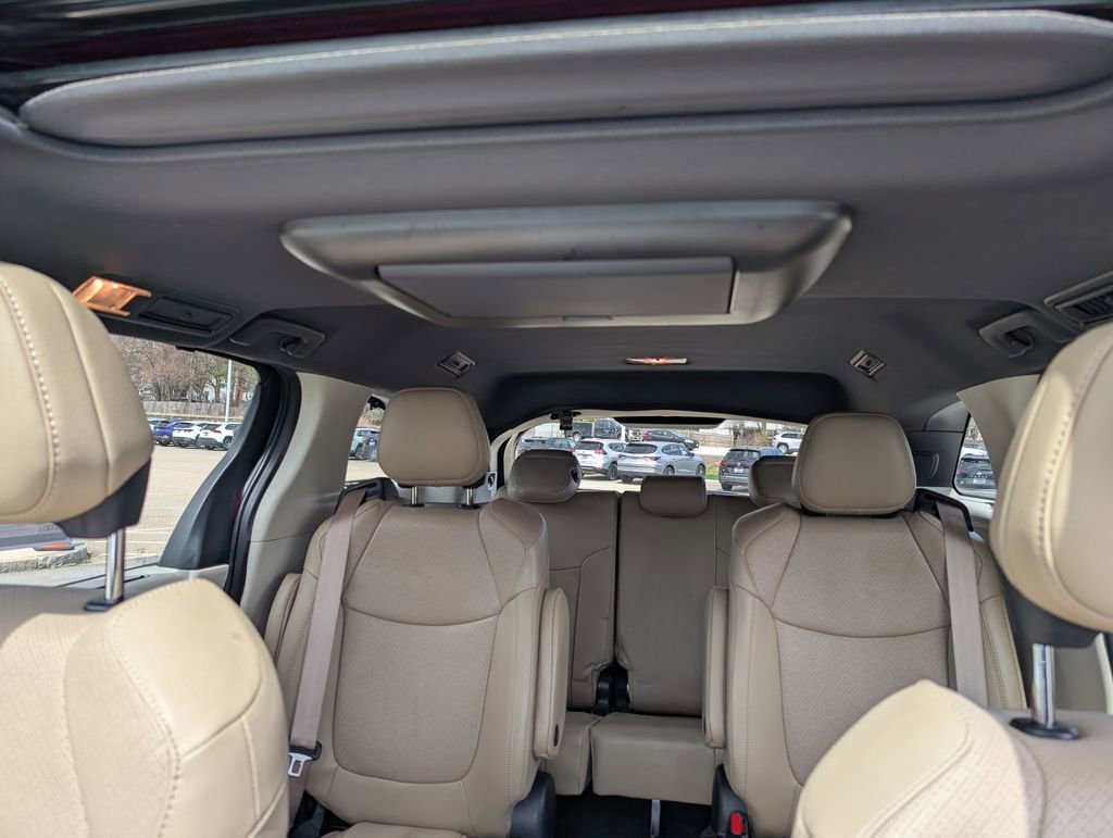Used 2022 Toyota Sienna Limited image 22