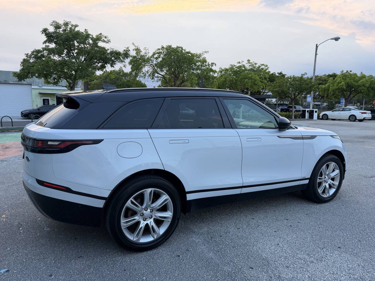 Used 2018 Land Rover Range Rover Velar R-Dynamic SE AWD/4WD image 7
