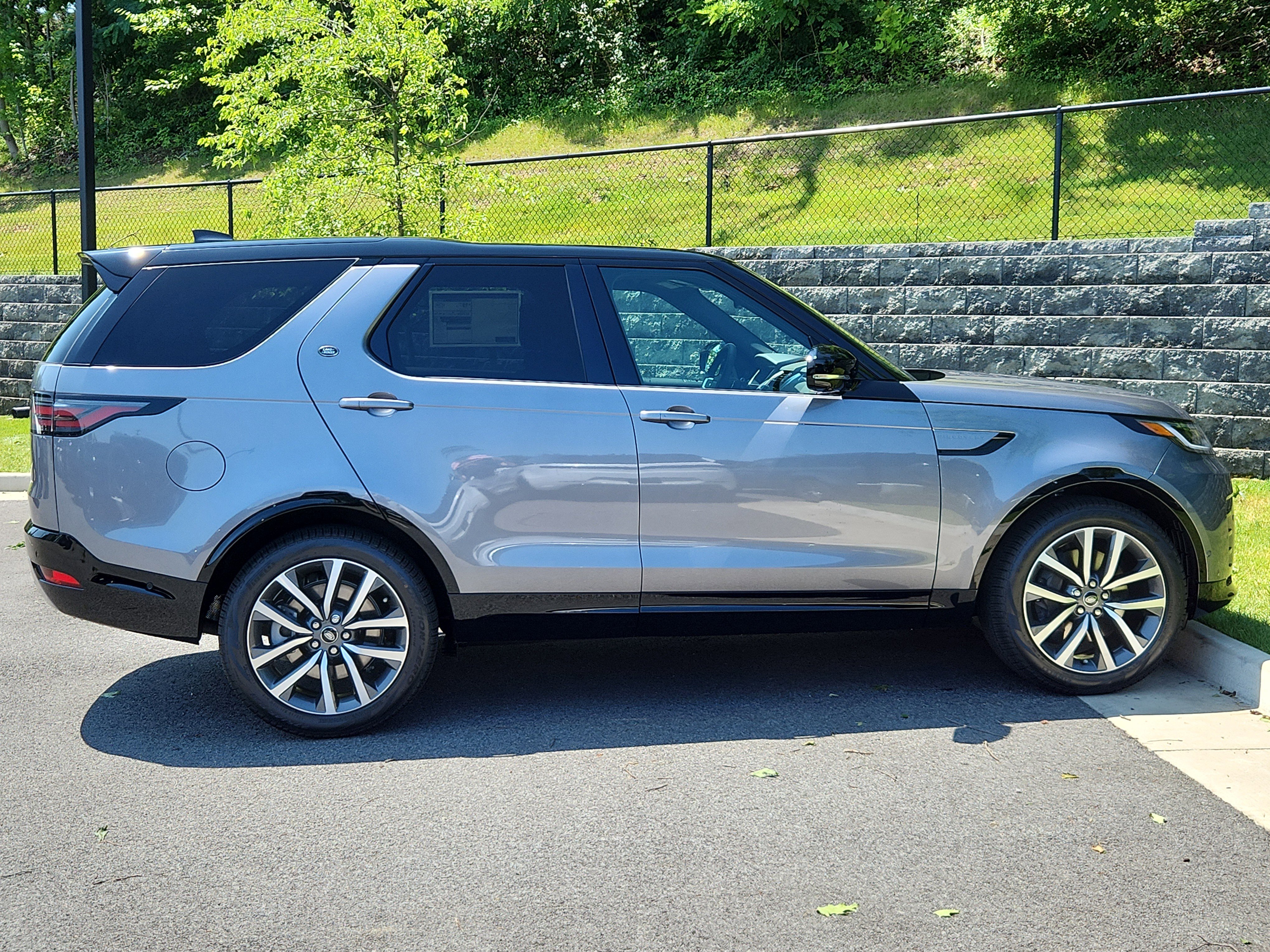 New 2025 Land Rover Discovery Dynamic SE image 11