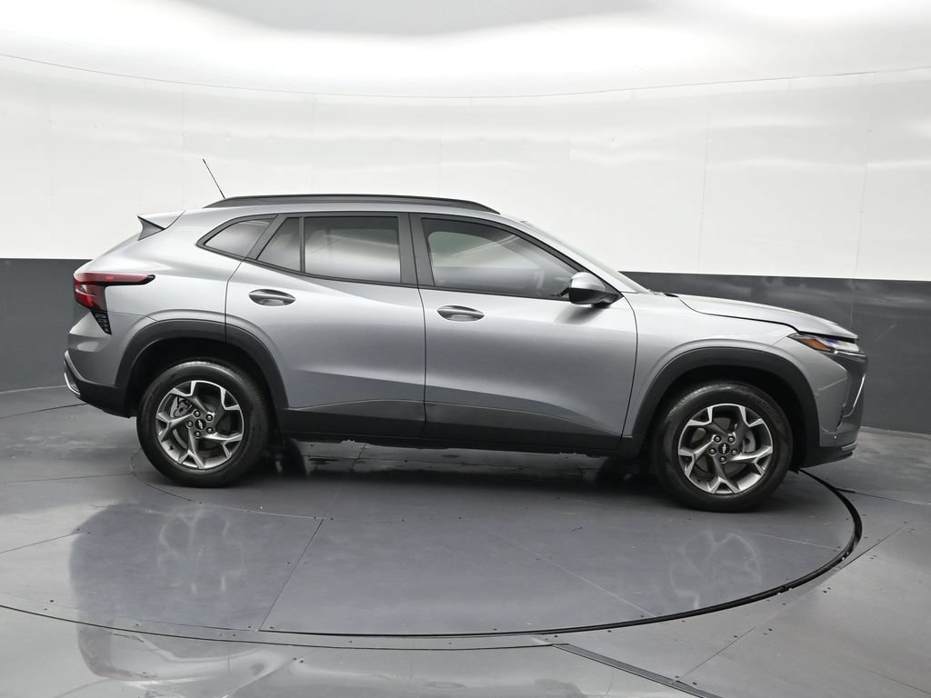 Used 2025 Chevrolet Trax LT FWD image 7