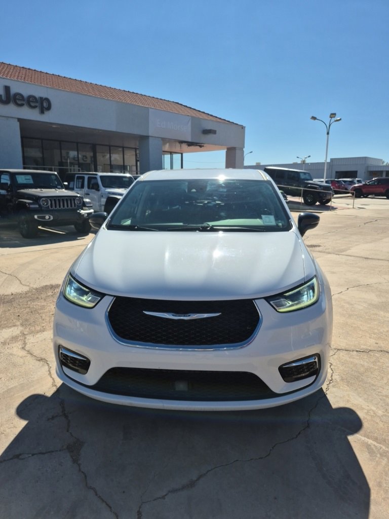 Certified 2024 Chrysler Pacifica Touring-L image 2