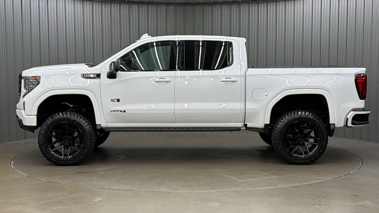 Used 2024 GMC Sierra 1500 AT4 w/ Technology Package AWD/4WD image 2