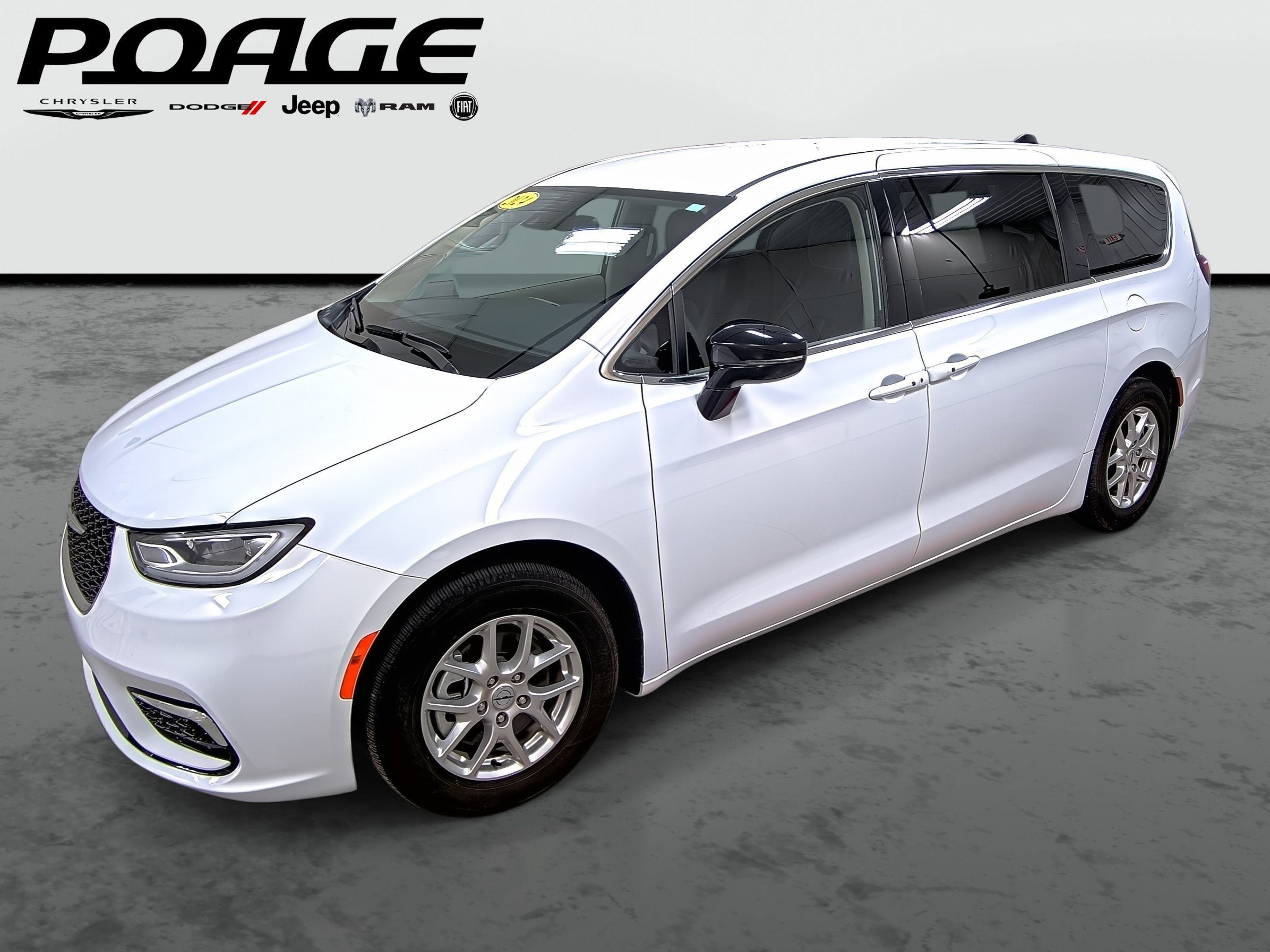 Used 2024 Chrysler Pacifica Touring-L w/ Uconnect Theater Family Group FWD image 1