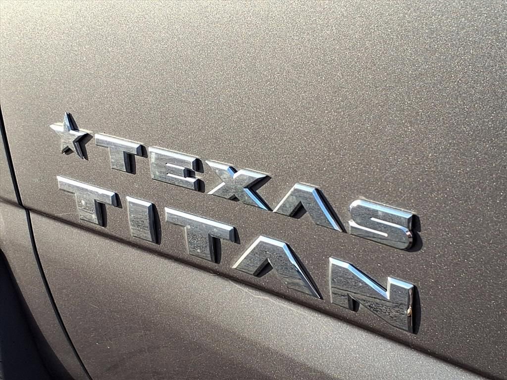 Used 2017 Nissan Titan SV image 19