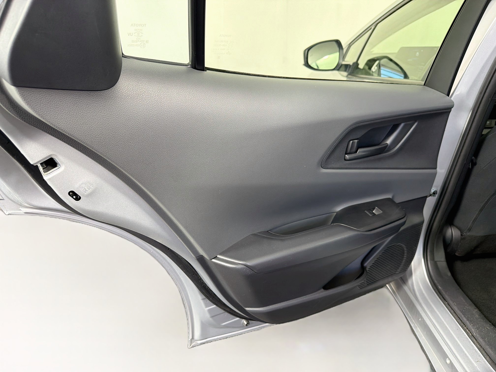 Used 2025 Toyota Prius LE FWD image 27