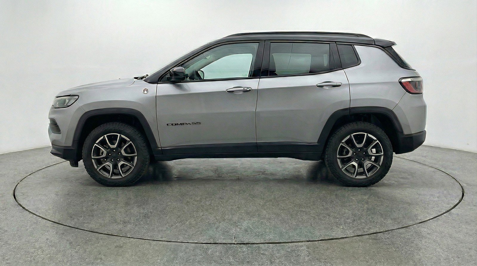 Used 2025 Jeep Compass Trailhawk AWD/4WD image 5