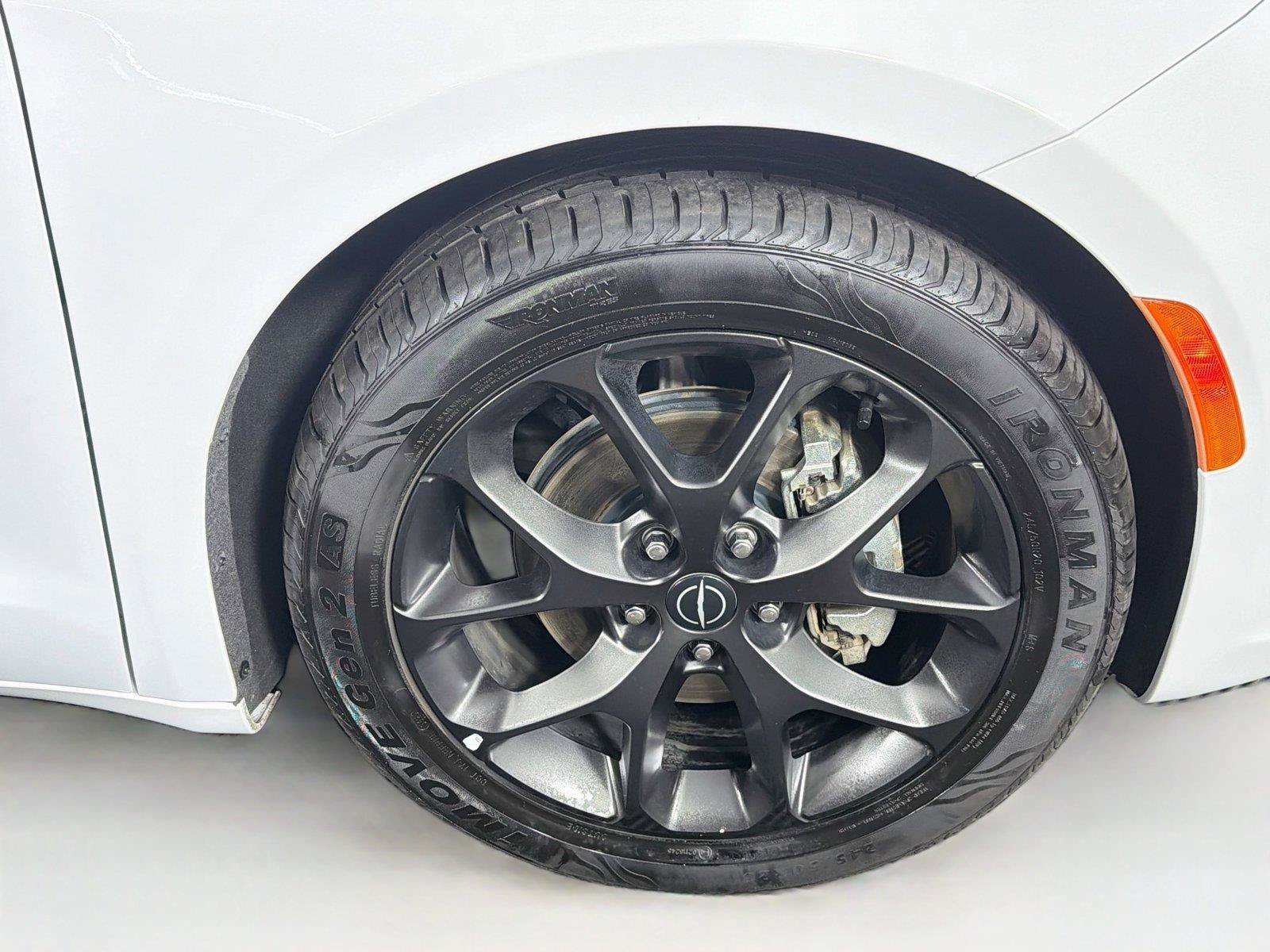 Used 2025 Chrysler Pacifica Limited FWD image 37