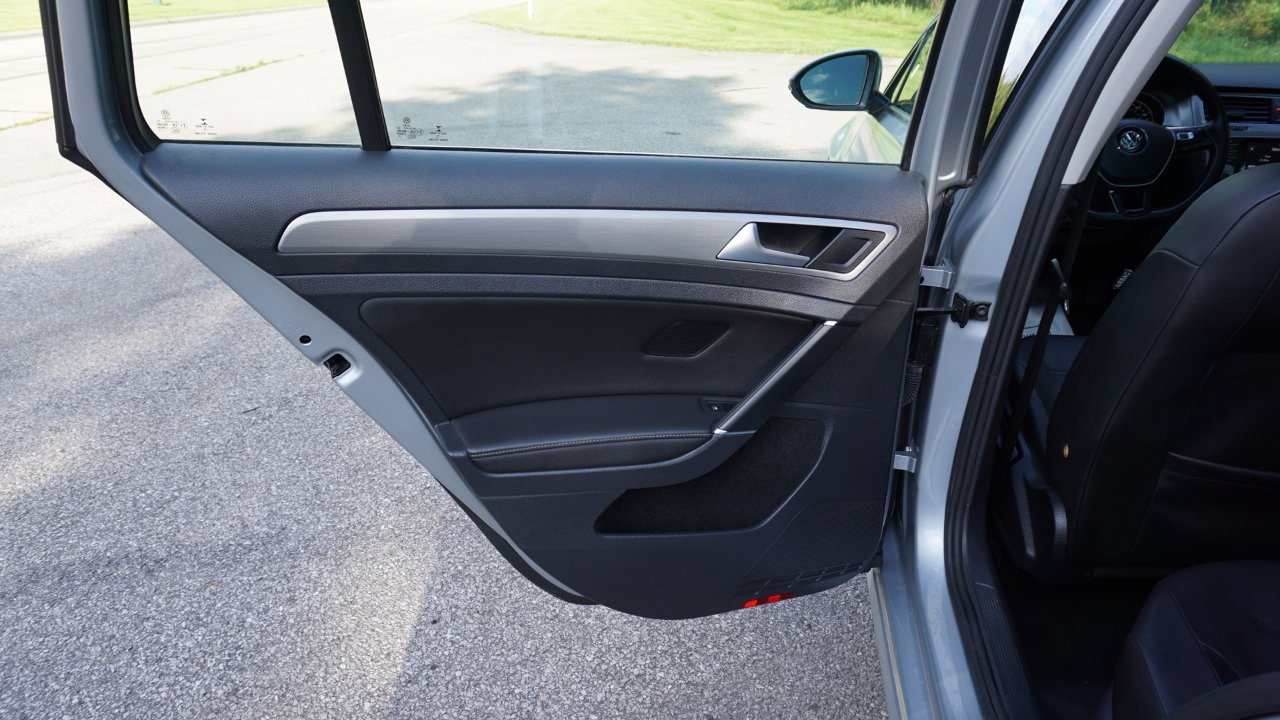 Used 2015 Volkswagen Golf S image 25