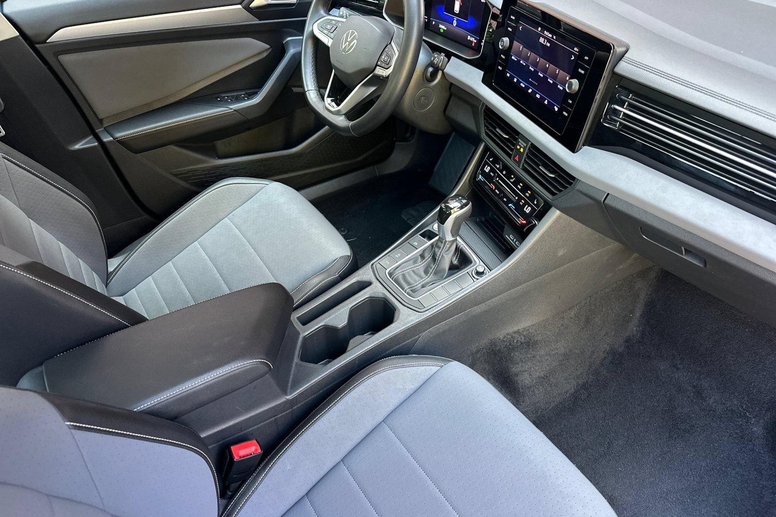 Used 2025 Volkswagen Jetta SE FWD image 19