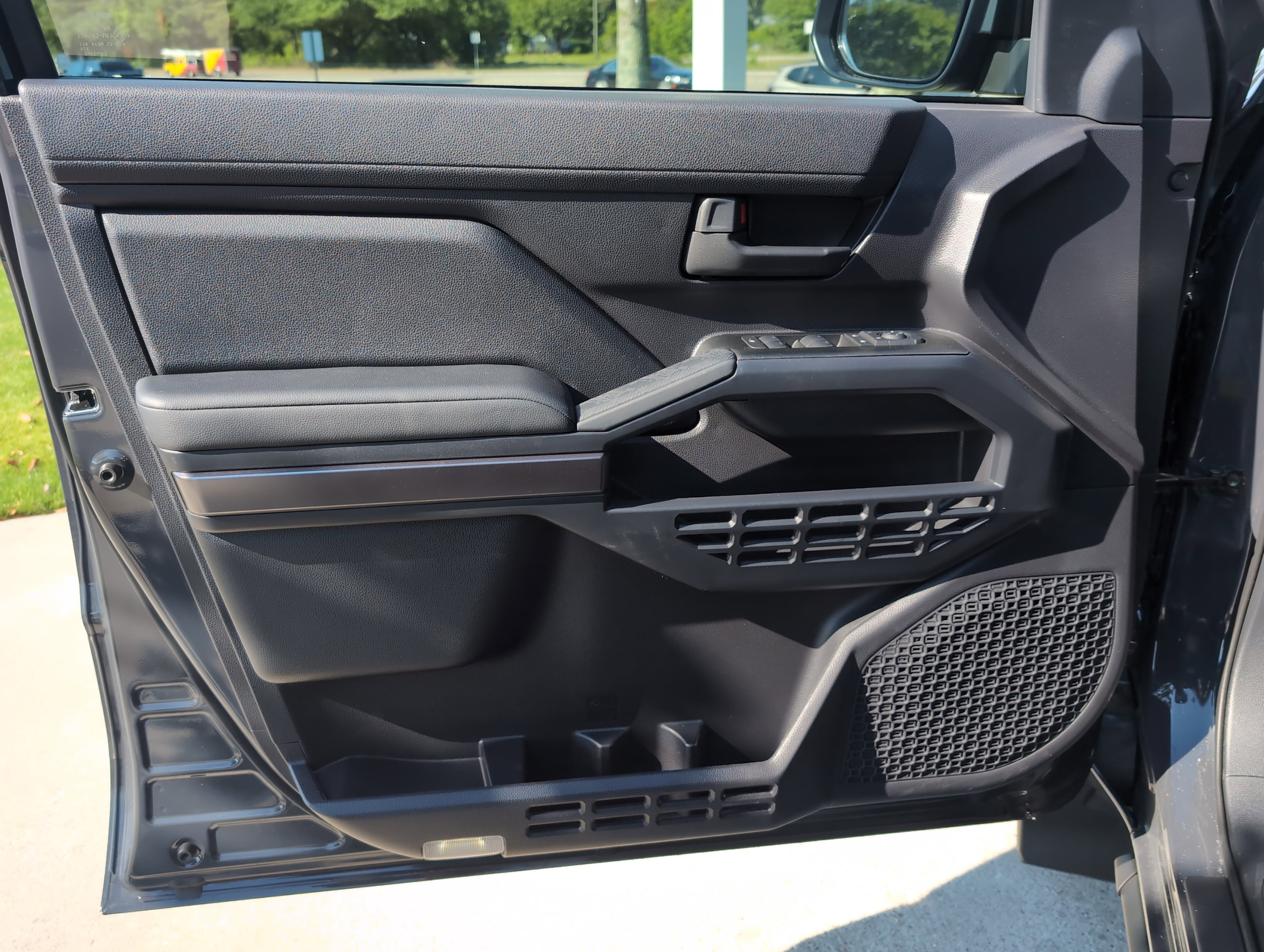 Certified 2025 Toyota 4Runner SR5 AWD/4WD image 3