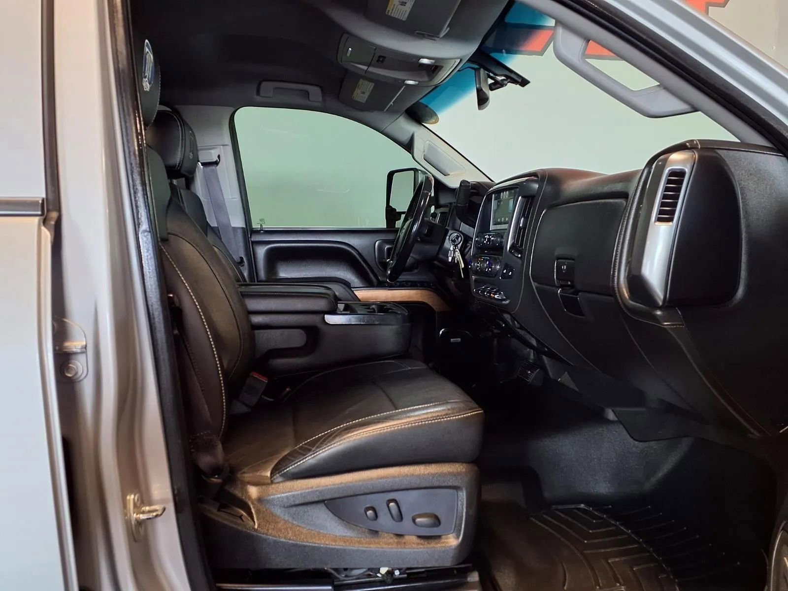 Used 2016 Chevrolet Silverado 1500 LTZ w/ Sport Package AWD/4WD image 12