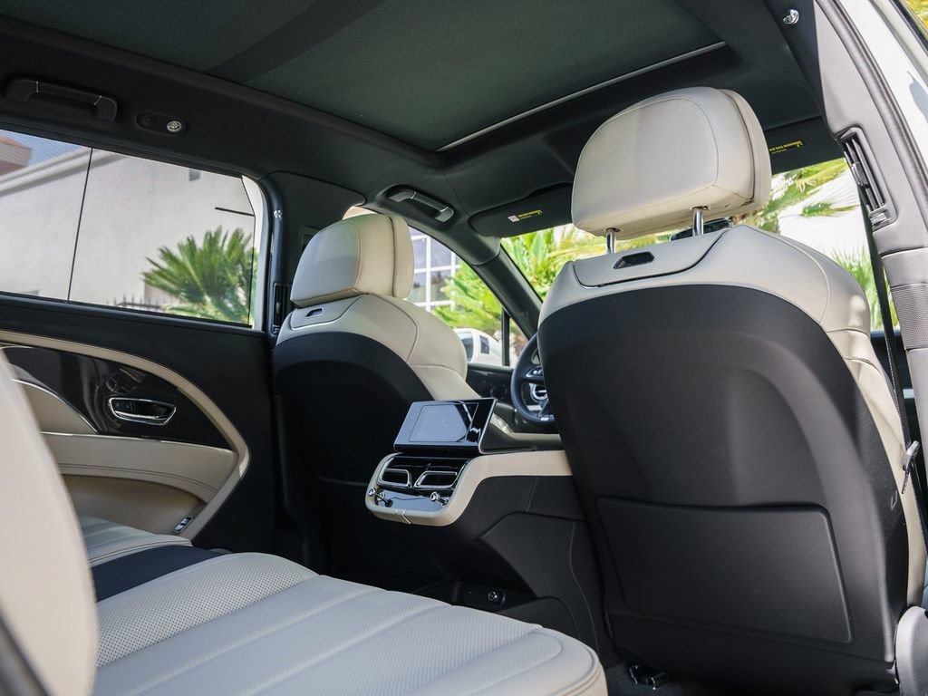 Used 2025 Bentley Bentayga Extended Wheelbase AWD/4WD image 22