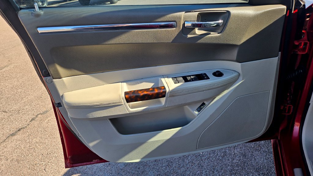 Used 2009 Chrysler 300 C RWD image 25