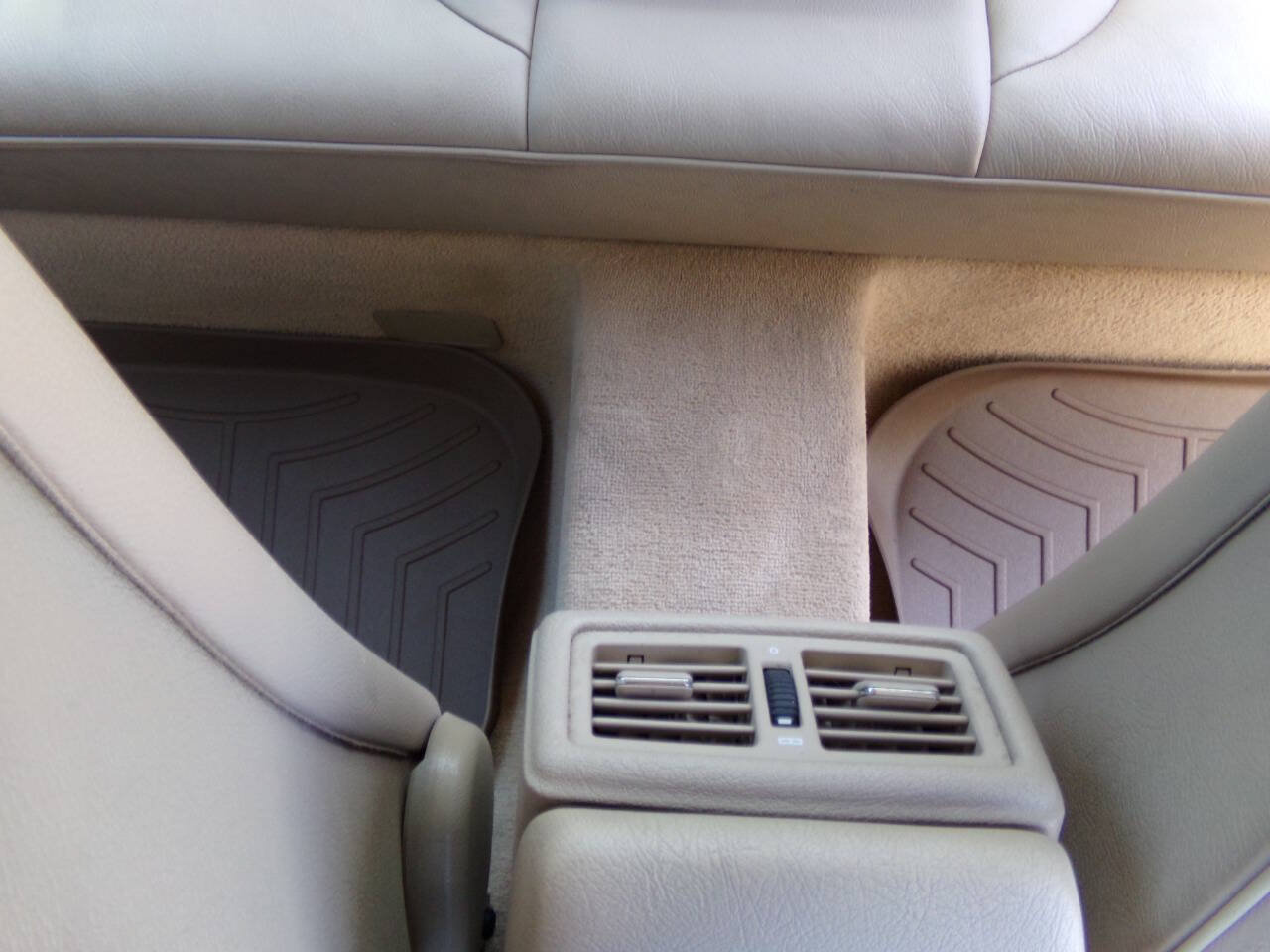 Used 1999 Mercedes-Benz E 320 Sedan w/ X2 Opt Pkg image 36